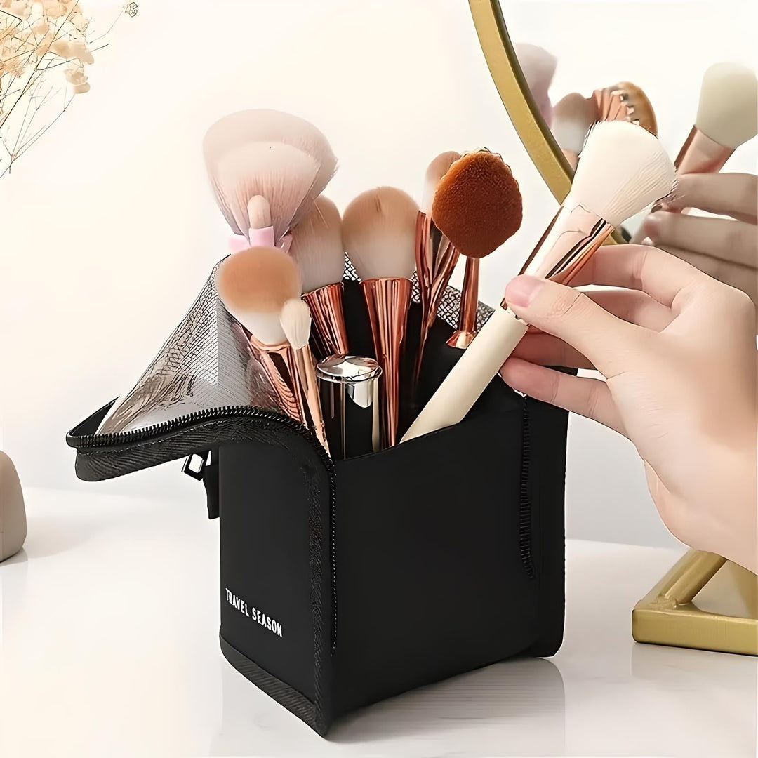 Scarlett | Kompakt und geräumig gestaltetes Make-up-Täschchen