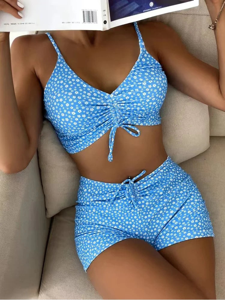 Blumendruckbikini mit hoher Taille und Sommerflair 1