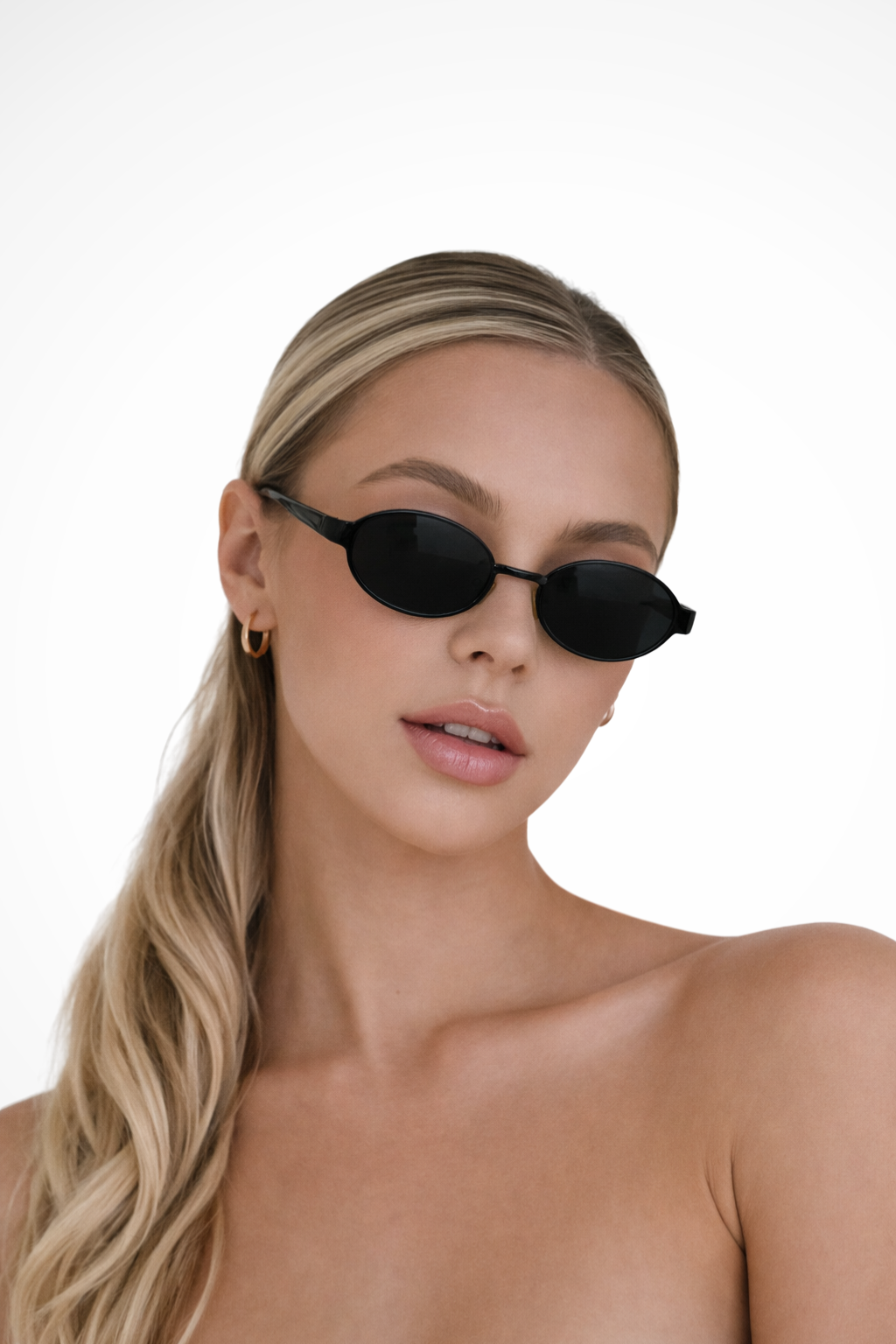 Damen-Sonnenbrille mit ovalem Metallrahmen und dunklen Gläsern 0