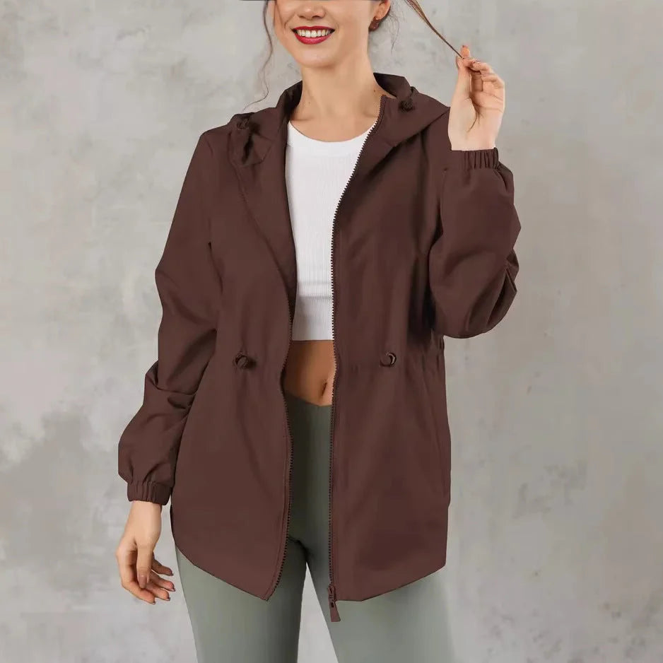 Damen Outdoorjacke mit anpassbarer Kapuze und geräumigen Taschen 1