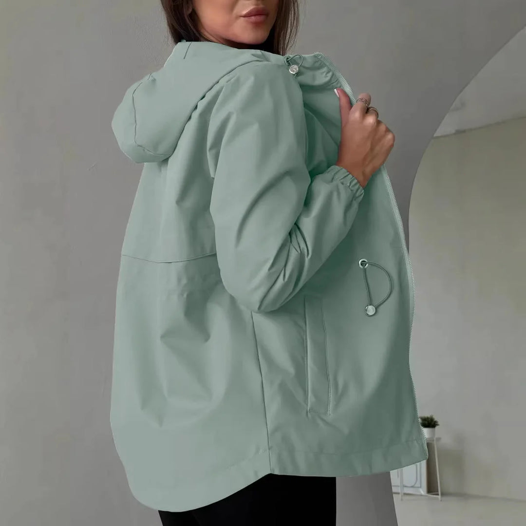 Damen Outdoorjacke mit anpassbarer Kapuze und geräumigen Taschen 4