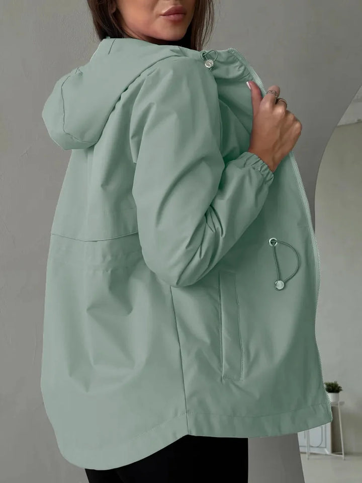 Damen Outdoorjacke mit anpassbarer Kapuze und geräumigen Taschen 9