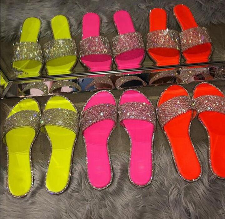 Lia | Glitzernde Slipper – Funkelnd durch den Tag