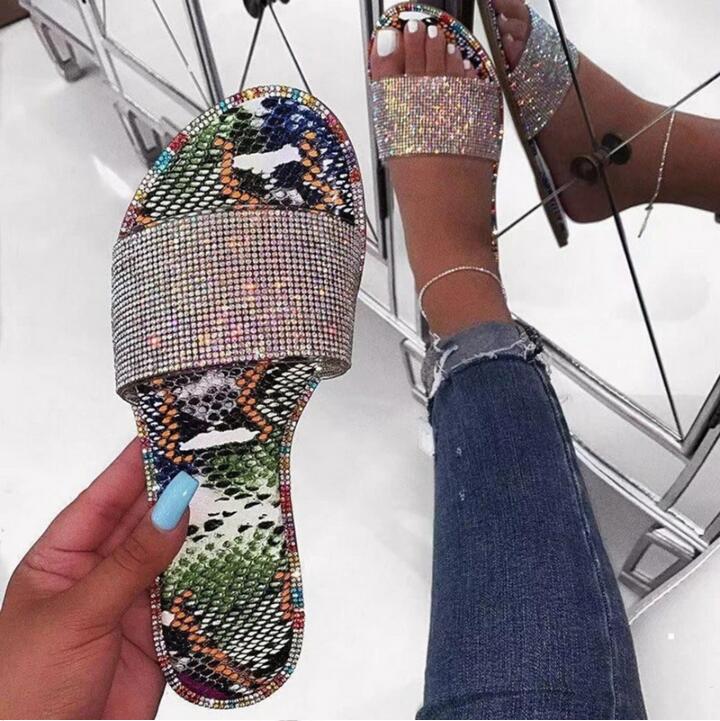 Lia | Glitzernde Slipper – Funkelnd durch den Tag