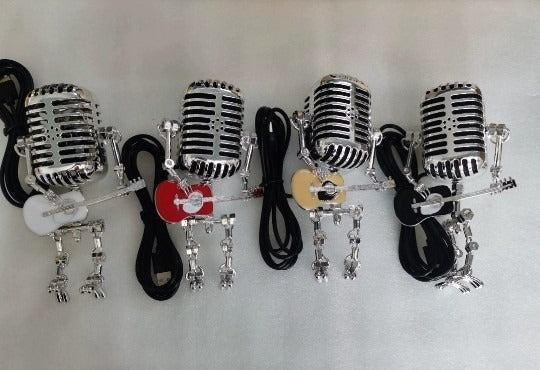 Vintage -Metallmikrofonroboter mit Gitarrenlampe