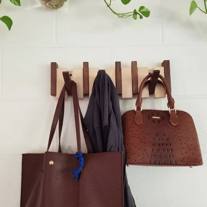 Klaviergarderobe aus Holz - HarmonyCoat 2
