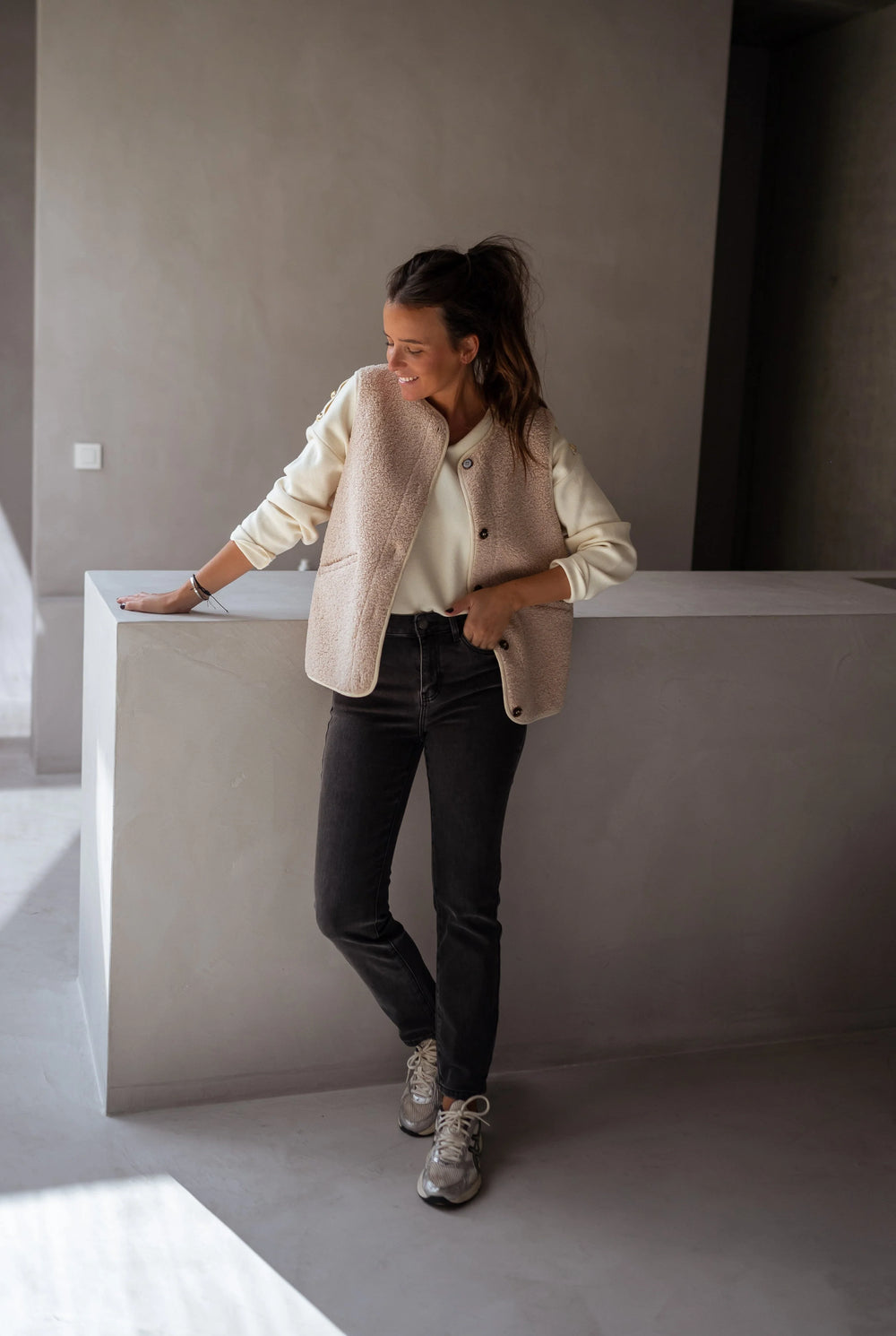 Nerina | Damen Rundhalsweste mit Taschen und Knöpfen 1