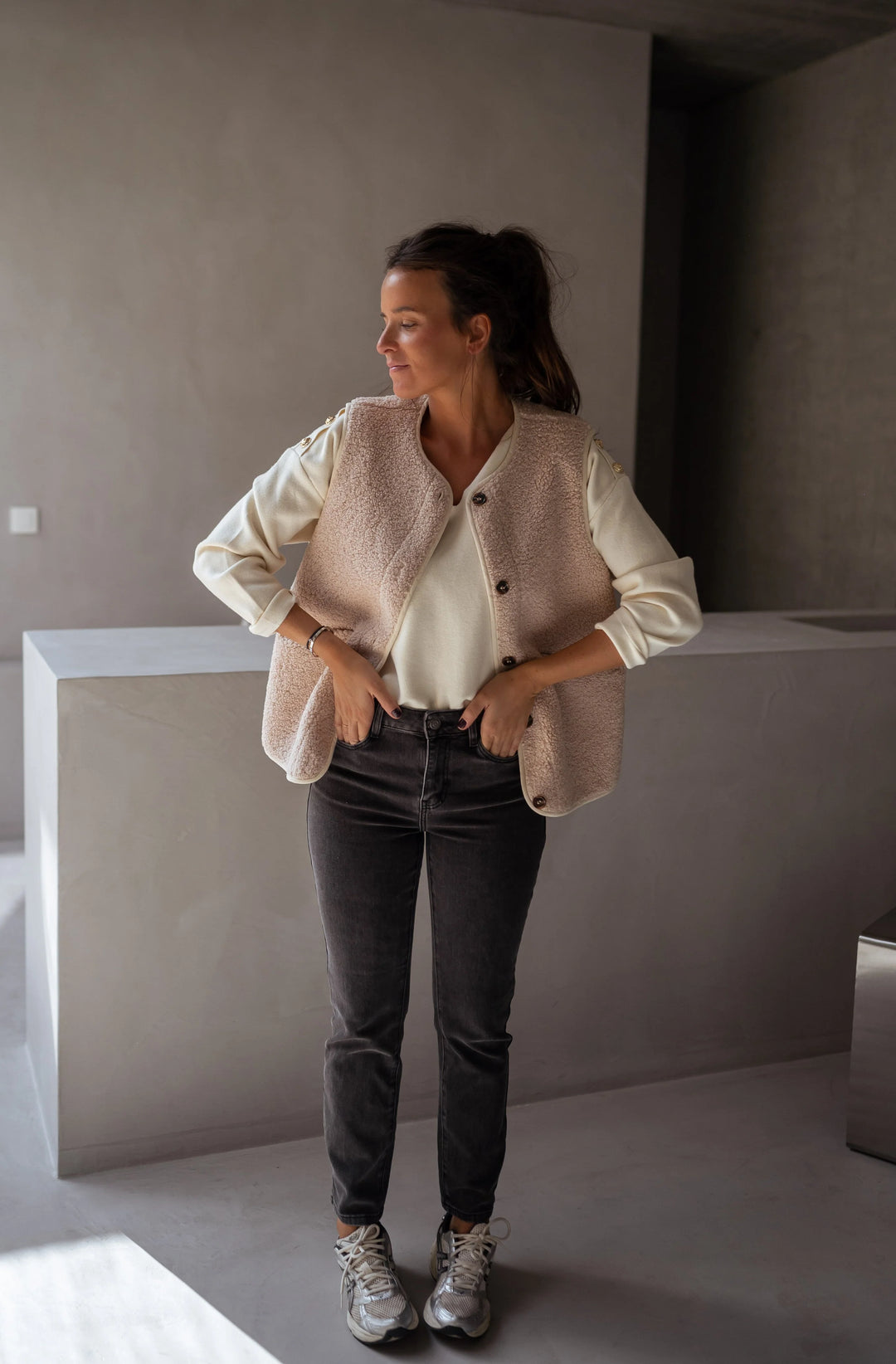 Nerina | Damen Rundhalsweste mit Taschen und Knöpfen 2