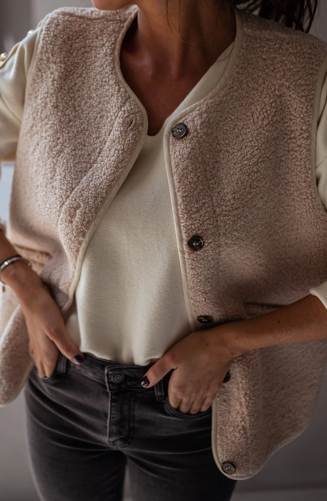 Nerina | Damen Rundhalsweste mit Taschen und Knöpfen 3