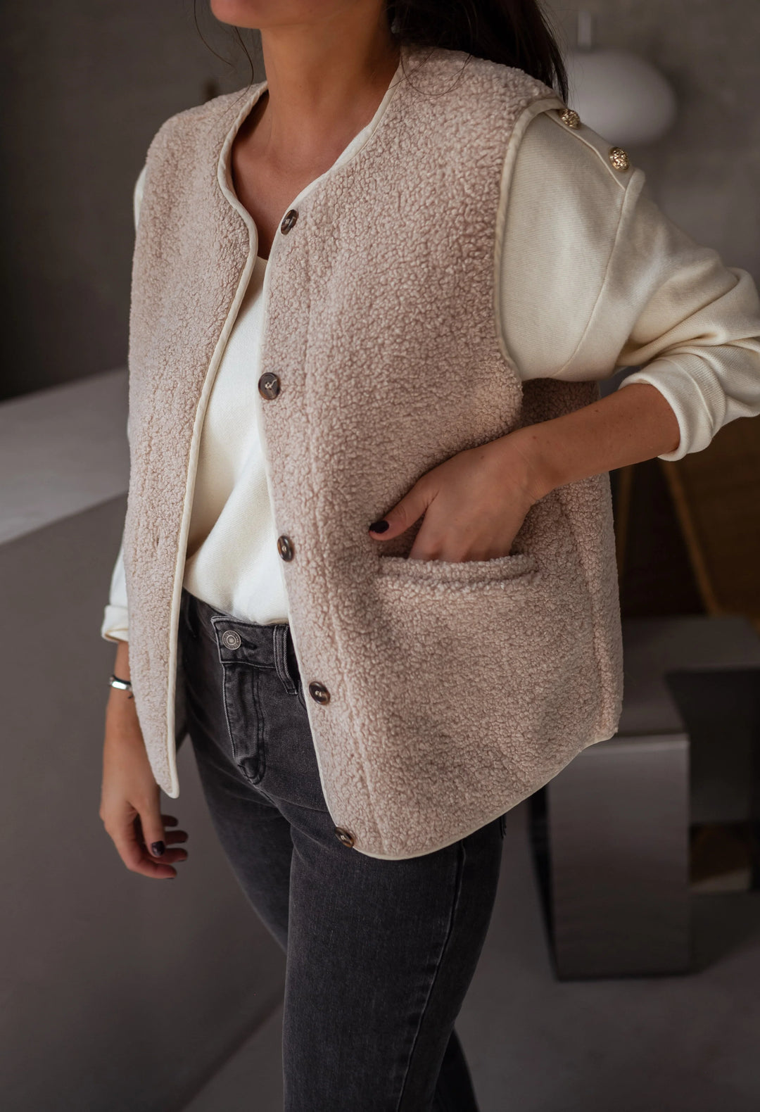 Nerina | Damen Rundhalsweste mit Taschen und Knöpfen 5