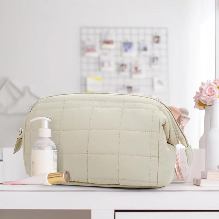 Louise | Elegante und geräumige weiche, gesteppten Kosmetiktasche
