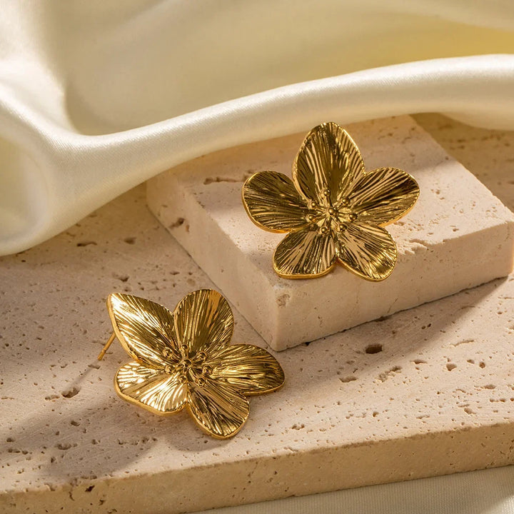 Jemilia | Elegante Vintage-Blumenohrringe aus Metall in Gold