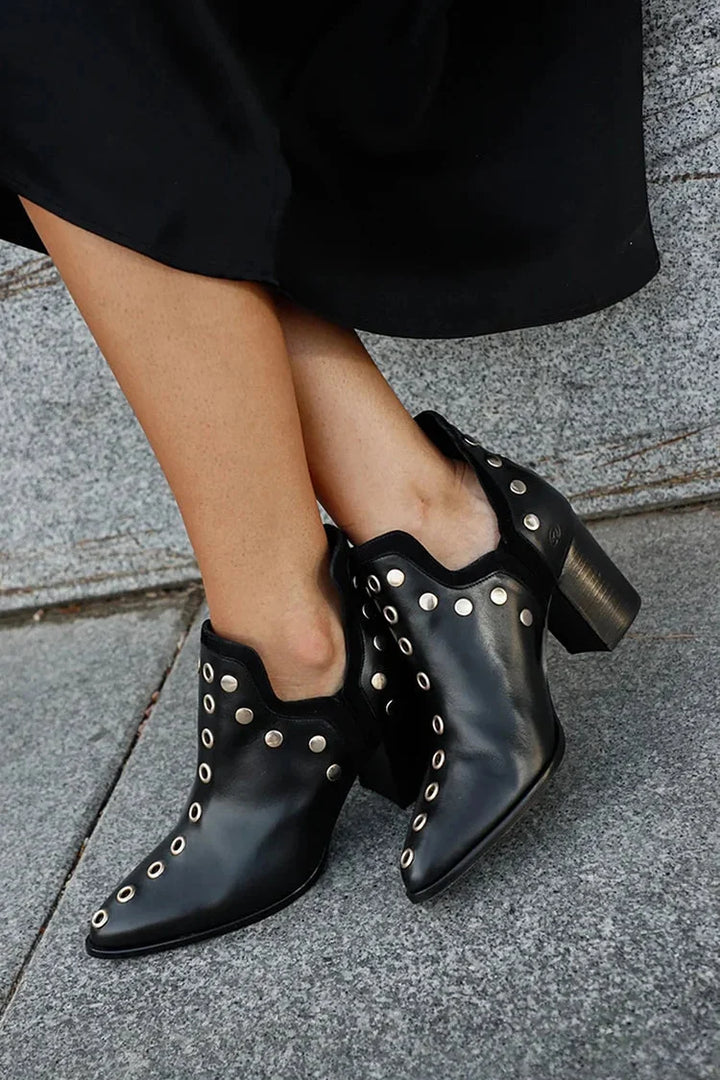 STIEFELETTE MIT Nieten UND BREITEM ABSATZ 0