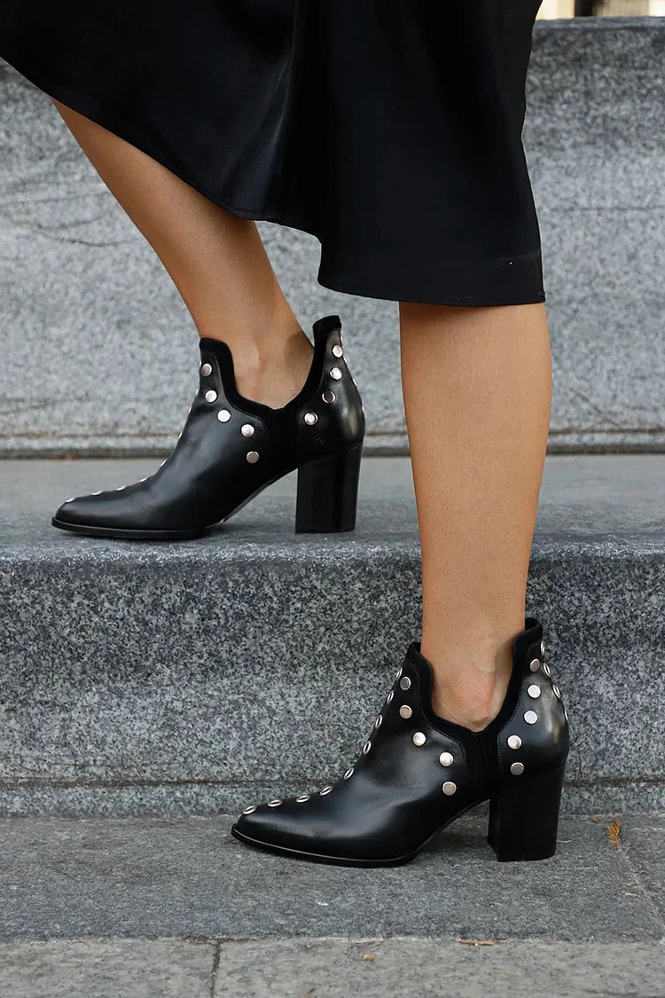 STIEFELETTE MIT Nieten UND BREITEM ABSATZ 1
