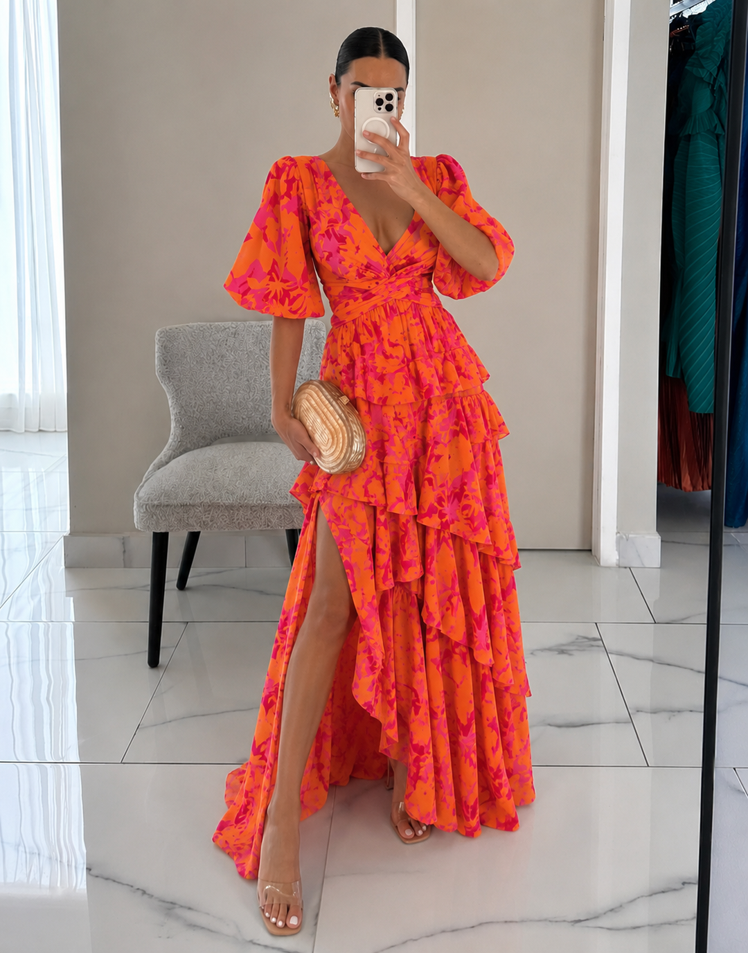 Elegantes Damenkleid mit V-Ausschnitt und fließendem Rock für einen mühelosen Look