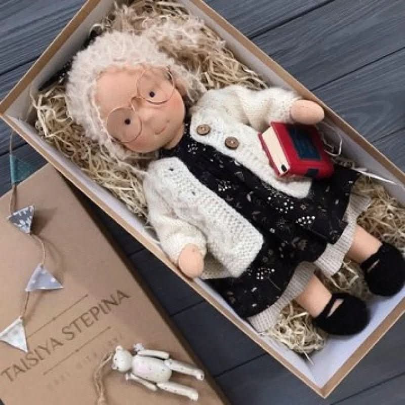 Selina – Handgefertigte Baumwoll-Waldorf-Puppe für kreatives Spielen 20