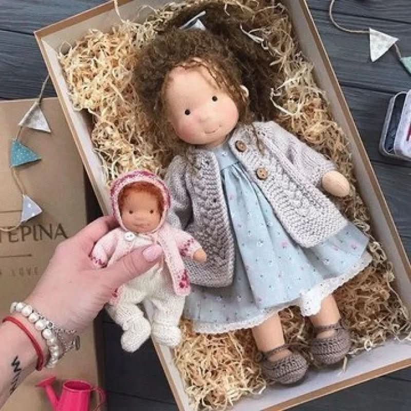 Selina – Handgefertigte Baumwoll-Waldorf-Puppe für kreatives Spielen 25