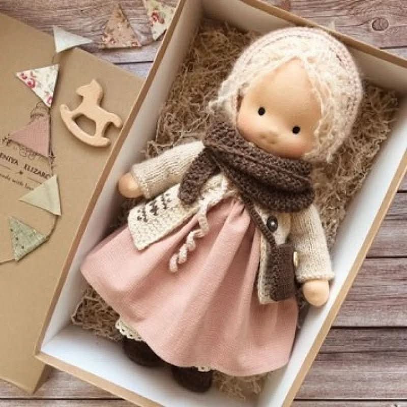 Selina – Handgefertigte Baumwoll-Waldorf-Puppe für kreatives Spielen 30
