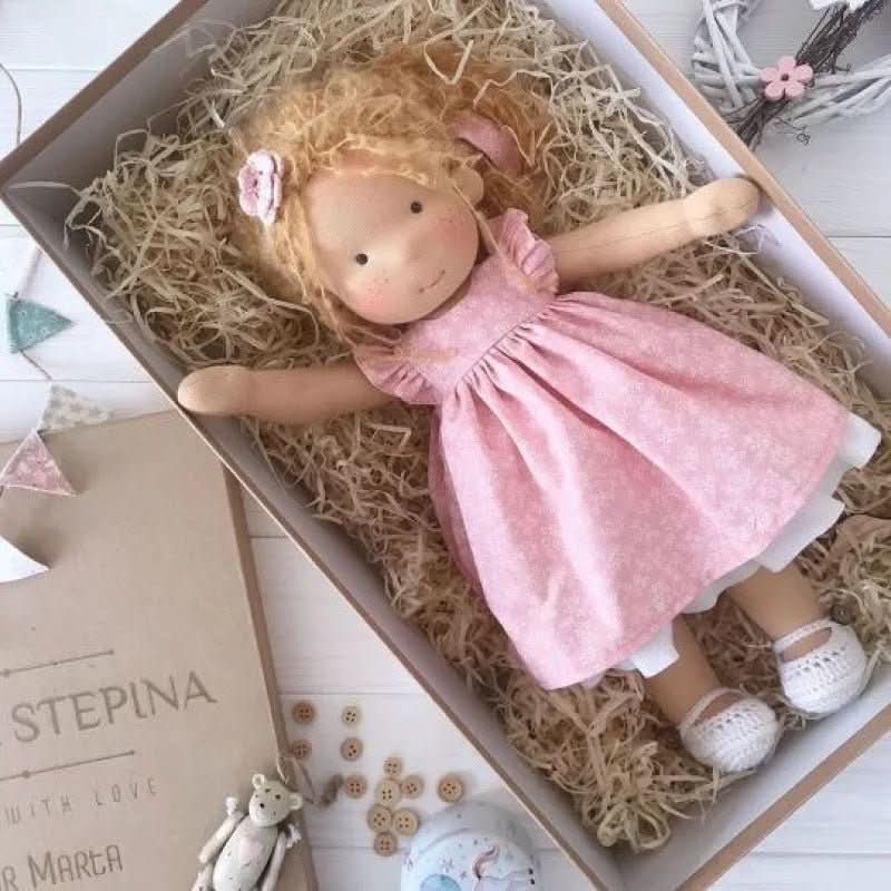 Selina – Handgefertigte Baumwoll-Waldorf-Puppe für kreatives Spielen 33