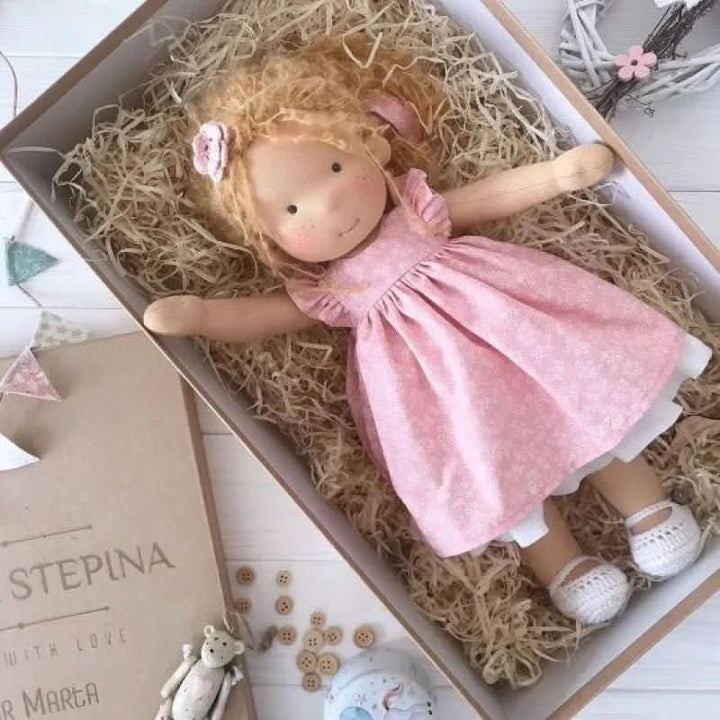 Selina – Handgefertigte Baumwoll-Waldorf-Puppe für kreatives Spielen 33