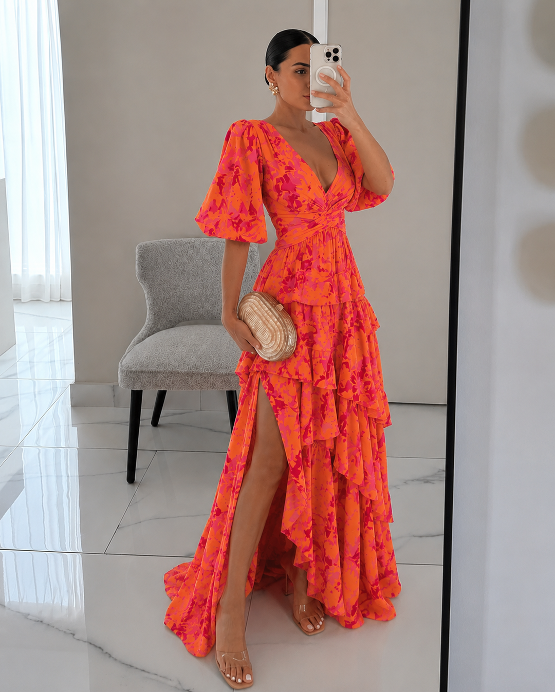 Elegantes Damenkleid mit V-Ausschnitt und fließendem Rock für einen mühelosen Look