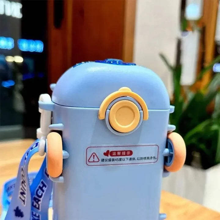 Wasserflasche mit Strohhalm und Spielzeugbus-Motiv 2