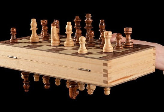 Strategio – Faltbares Schachspiel aus Holz mit Filzspielbrett
