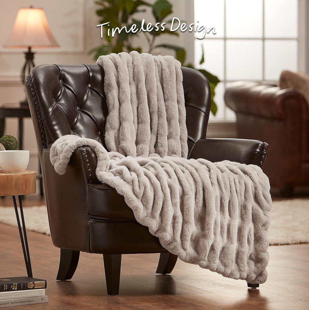 Damen Kuscheldecke Elegant aus Kunstfell für Luxuriösen Komfort und Wärme