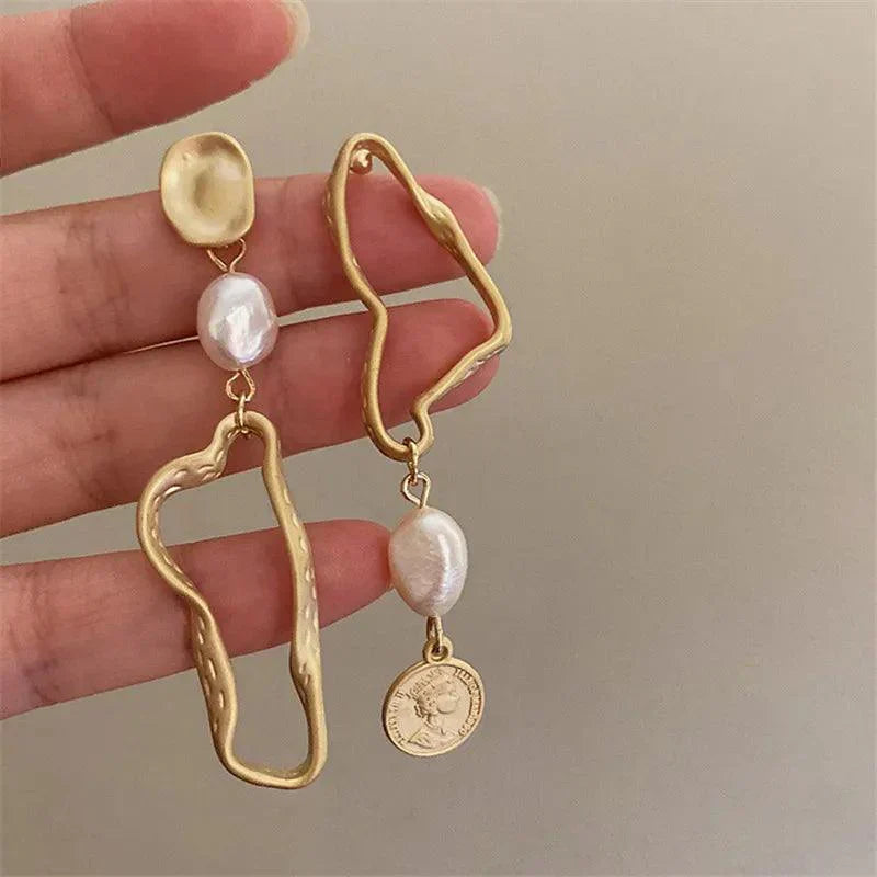 Abbie | Asymmetrische Barockohrringe mit Perlen und Goldakzenten