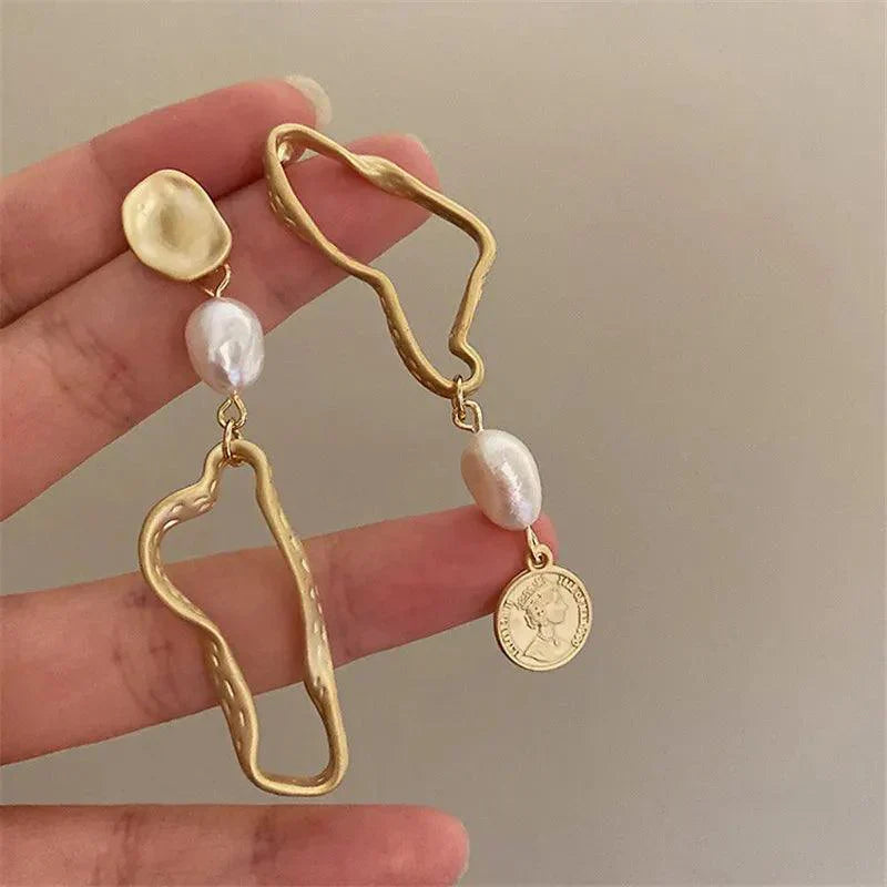 Abbie | Asymmetrische Barockohrringe mit Perlen und Goldakzenten