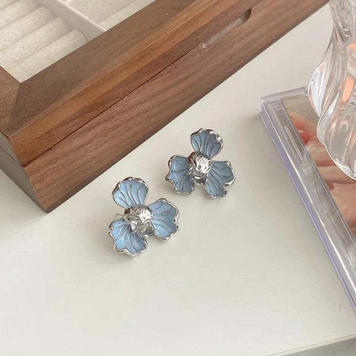 Ayna | Stilvolle Blumen-Emaille-Ohrstecker in Sanftem Blau